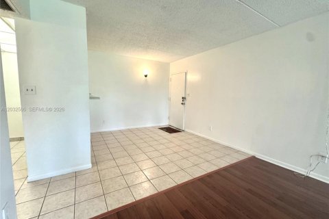 Condo in Hollywood, Florida, 1 bedroom № 2086540 - photo 3