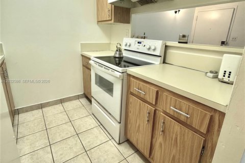 Condo in Hollywood, Florida, 1 bedroom № 2086540 - photo 4