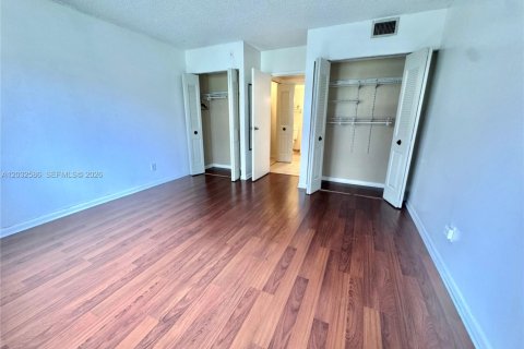 Condo in Hollywood, Florida, 1 bedroom № 2086540 - photo 9