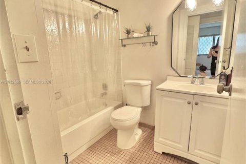 Condo in Hollywood, Florida, 1 bedroom № 2086540 - photo 8
