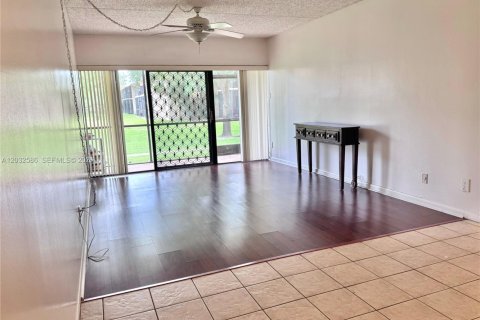 Condo in Hollywood, Florida, 1 bedroom № 2086540 - photo 2