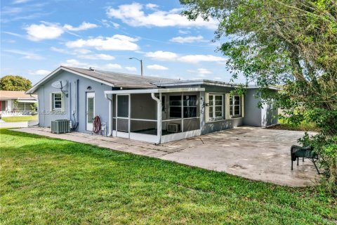 Casa en alquiler en Tamarac, Florida, 2 dormitorios, 103.86 m2 № 2045591 - foto 2