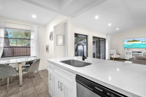Townhouse in Pembroke Pines, Florida 2 bedrooms, 87.05 sq.m. № 1889189 - photo 12