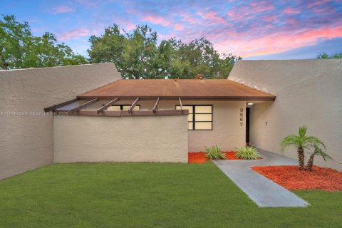 Townhouse in Pembroke Pines, Florida 2 bedrooms, 87.05 sq.m. № 1889189 - photo 1
