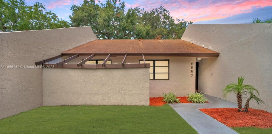 Townhouse in Pembroke Pines, Florida 2 bedrooms, 87.05 sq.m. № 1889189