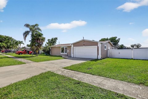 House in Margate, Florida 4 bedrooms, 149.67 sq.m. № 1847616 - photo 2