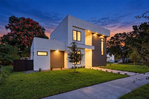 House in Orlando, Florida 4 bedrooms, 295.43 sq.m. № 2413535 - photo 3