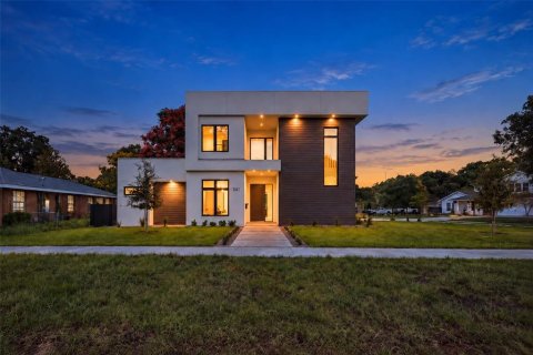 House in Orlando, Florida 4 bedrooms, 295.43 sq.m. № 2413535 - photo 2