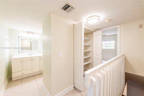 Condo in Miami, Florida, 2 bedrooms  № 1897062 - photo 11