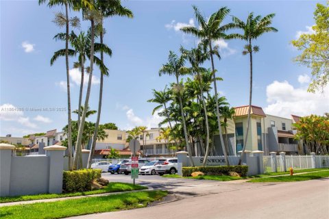 Condo in Miami, Florida, 2 bedrooms  № 1897062 - photo 1