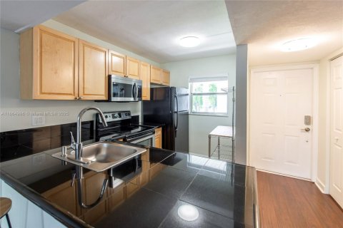 Condo in Miami, Florida, 2 bedrooms  № 1897062 - photo 3