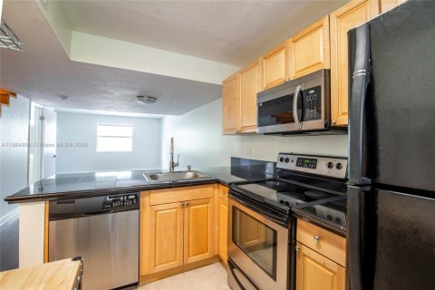 Condo in Miami, Florida, 2 bedrooms  № 1897062 - photo 4