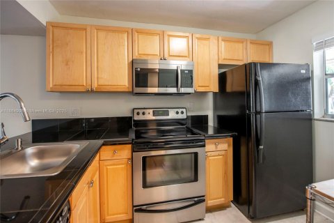 Condo in Miami, Florida, 2 bedrooms  № 1897062 - photo 5