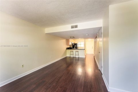 Condo in Miami, Florida, 2 bedrooms  № 1897062 - photo 7