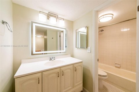 Condo in Miami, Florida, 2 bedrooms  № 1897062 - photo 15