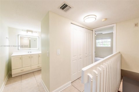 Condo in Miami, Florida, 2 bedrooms  № 1897062 - photo 10