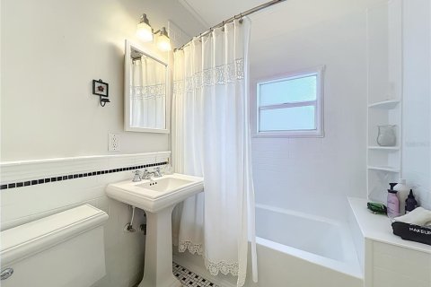 House in Orlando, Florida 3 bedrooms, 165.74 sq.m. № 2103105 - photo 16