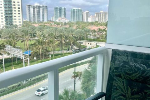 Condo in Sunny Isles Beach, Florida  № 2041032 - photo 11