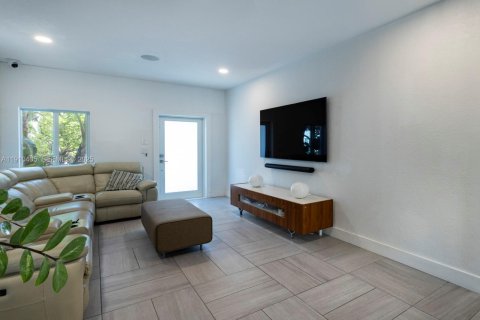 Townhouse in Doral, Florida 4 bedrooms, 167.97 sq.m. № 1975883 - photo 9