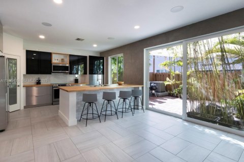 Townhouse in Doral, Florida 4 bedrooms, 167.97 sq.m. № 1975883 - photo 13