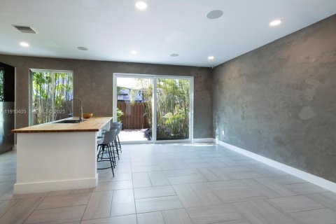 Townhouse in Doral, Florida 4 bedrooms, 167.97 sq.m. № 1975883 - photo 12