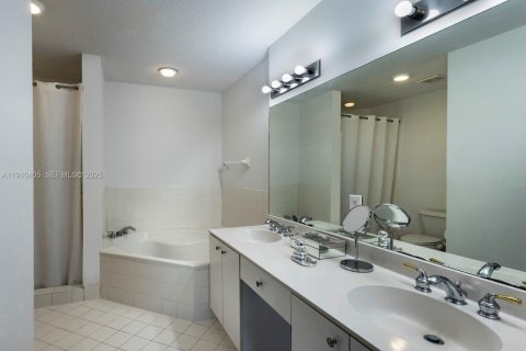 Townhouse in Doral, Florida 4 bedrooms, 167.97 sq.m. № 1975883 - photo 23