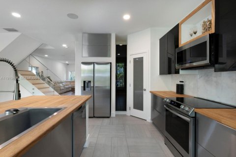 Townhouse in Doral, Florida 4 bedrooms, 167.97 sq.m. № 1975883 - photo 16