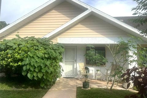 House in New Port Richey, Florida 2 bedrooms, 91.79 sq.m. № 2302785