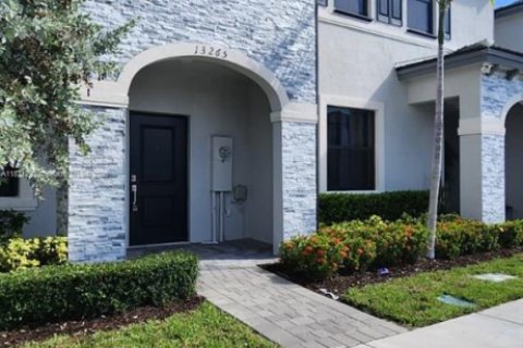 Adosado en alquiler en Homestead, Florida, 3 dormitorios, 129.41 m2 № 1920596 - foto 1