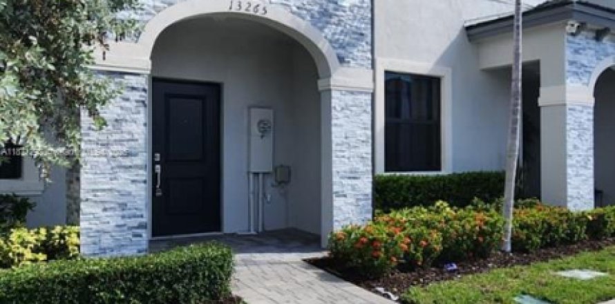 Adosado en Homestead, Florida 3 dormitorios, 129.41 m2 № 1920596