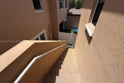 Снять в аренду квартиру в Майами, Флорида 1 спальня, 214.79м2, № 1952681 - фото 9