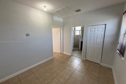Снять в аренду квартиру в Майами, Флорида 1 спальня, 214.79м2, № 1952681 - фото 7