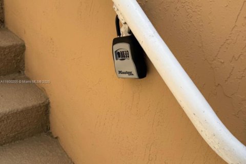 Снять в аренду квартиру в Майами, Флорида 1 спальня, 214.79м2, № 1952681 - фото 11