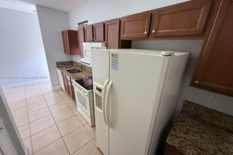 Снять в аренду квартиру в Майами, Флорида 1 спальня, 214.79м2, № 1952681 - фото 12