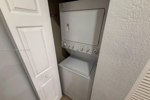 Снять в аренду квартиру в Майами, Флорида 1 спальня, 214.79м2, № 1952681 - фото 6