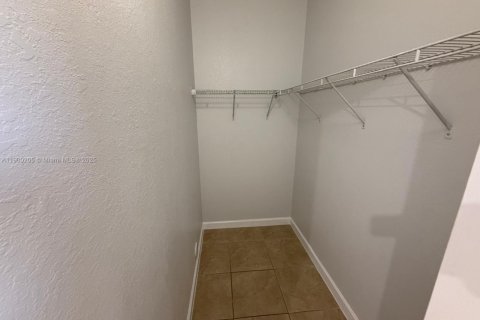 Снять в аренду квартиру в Майами, Флорида 1 спальня, 214.79м2, № 1952681 - фото 3