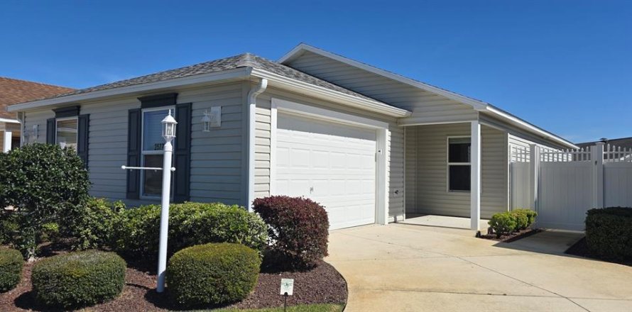 Villa ou maison à The Villages, Floride 2 chambres, 112.04 m2 № 2166166