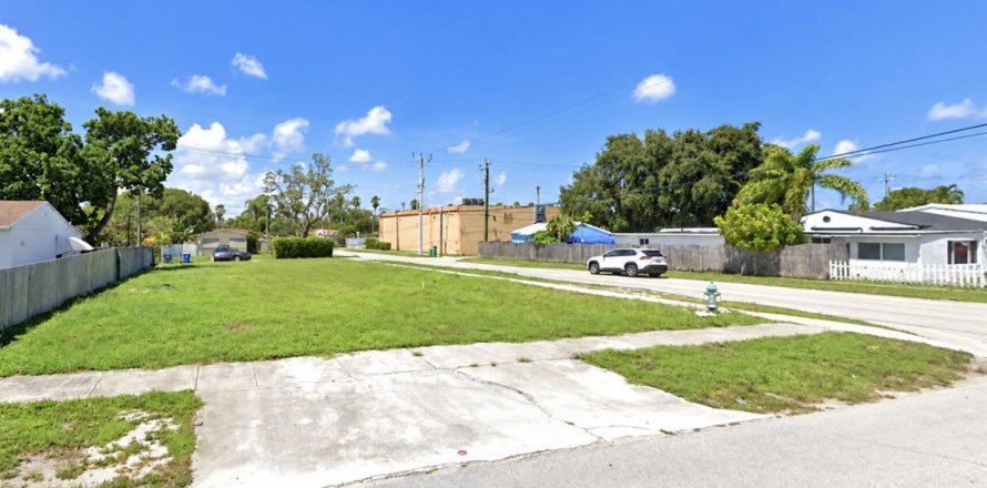 Commercial property in Hollywood, Florida № 2400499