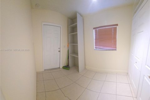 Снять в аренду таунхаус в Майами, Флорида 2 спальни, 107.02м2, № 2004922 - фото 19