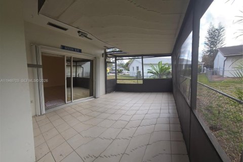Снять в аренду таунхаус в Майами, Флорида 2 спальни, 107.02м2, № 2004922 - фото 7