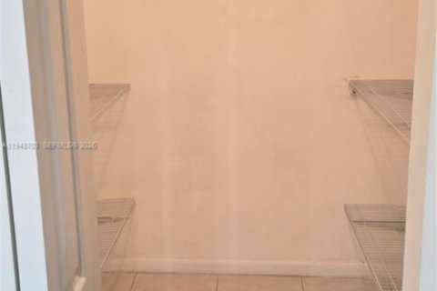 Снять в аренду таунхаус в Майами, Флорида 2 спальни, 107.02м2, № 2004922 - фото 24