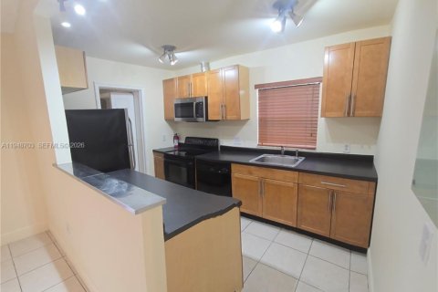 Снять в аренду таунхаус в Майами, Флорида 2 спальни, 107.02м2, № 2004922 - фото 13