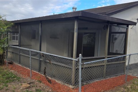 Снять в аренду таунхаус в Майами, Флорида 2 спальни, 107.02м2, № 2004922 - фото 3