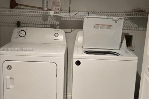 Снять в аренду таунхаус в Майами, Флорида 2 спальни, 107.02м2, № 2004922 - фото 18