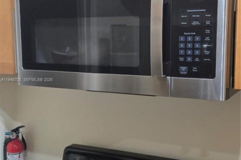 Снять в аренду таунхаус в Майами, Флорида 2 спальни, 107.02м2, № 2004922 - фото 17