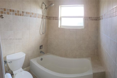 Снять в аренду таунхаус в Майами, Флорида 2 спальни, 107.02м2, № 2004922 - фото 27