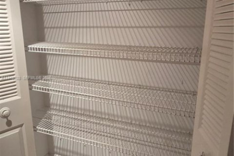 Снять в аренду таунхаус в Майами, Флорида 2 спальни, 107.02м2, № 2004922 - фото 20