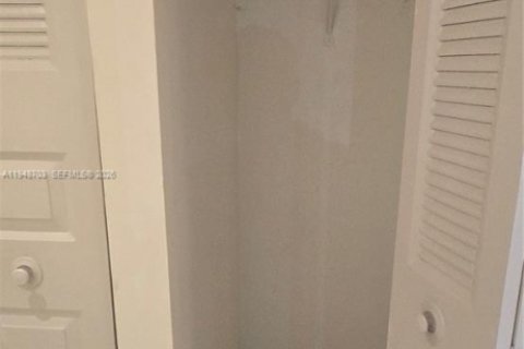 Снять в аренду таунхаус в Майами, Флорида 2 спальни, 107.02м2, № 2004922 - фото 21