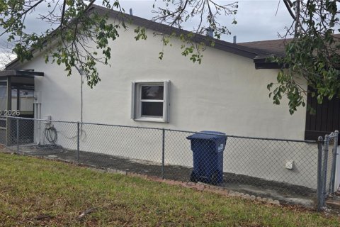 Снять в аренду таунхаус в Майами, Флорида 2 спальни, 107.02м2, № 2004922 - фото 2