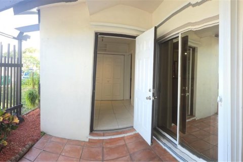 Снять в аренду таунхаус в Майами, Флорида 2 спальни, 107.02м2, № 2004922 - фото 11